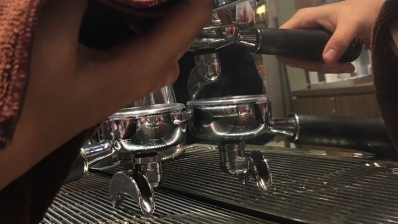 Cách vệ sinh máy pha cà phê bằng bột vệ sinh CAFIZA