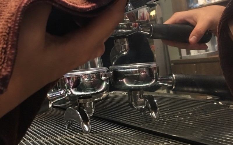 Cách vệ sinh máy pha cà phê bằng bột vệ sinh CAFIZA