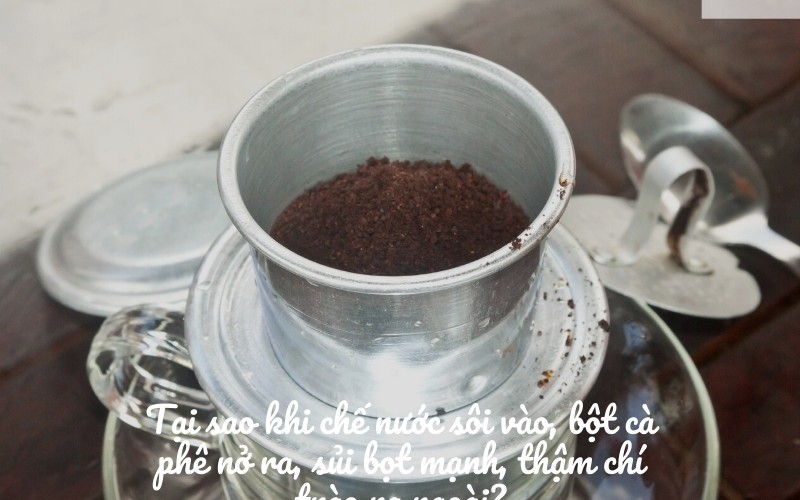 Chế nước sôi vào cà phê nguyên chất sẽ có hiện tượng gì?